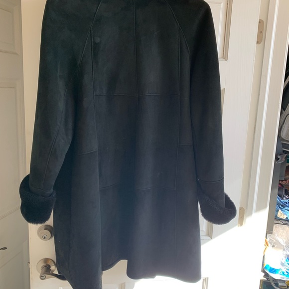 Elegance suede shearling swing coat with fur trim. - Picture 4 of 7